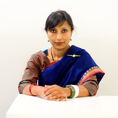 Portret van Sumita Sinha tegen witte achtergrond