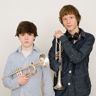Twee jonge trompettisten met hun instrument in de hand